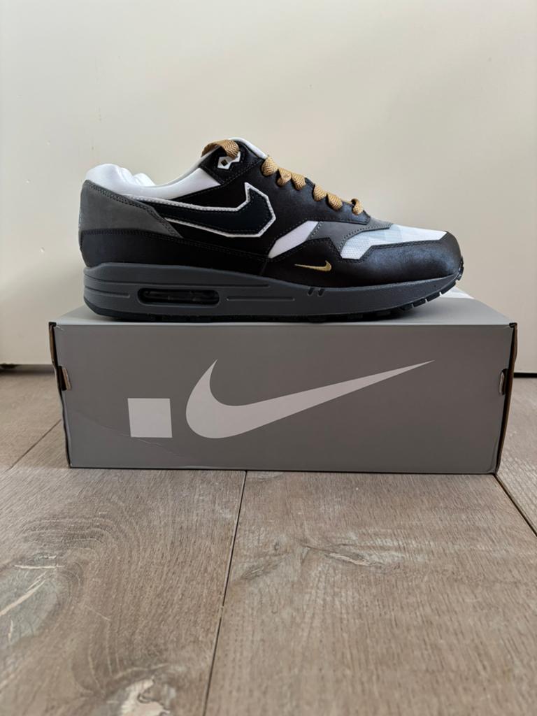 Nike air max 1 big head goldeneye 45,5 (deadstock), Kleding | Heren, Schoenen, Zwart, Nieuw, Ophalen of Verzenden, Sneakers of Gympen