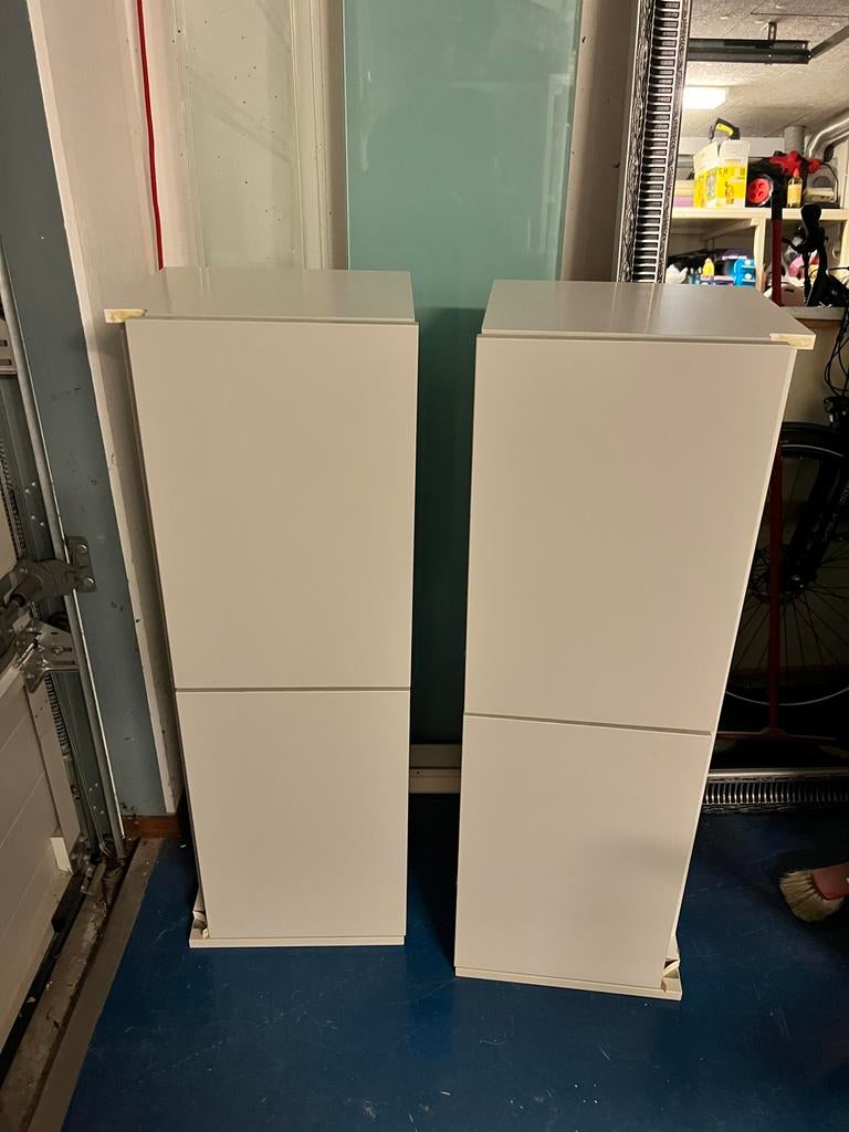 Moderne opbergkast met stijlvolle glazen planken.Lees adv., Ophalen, Gebruikt
