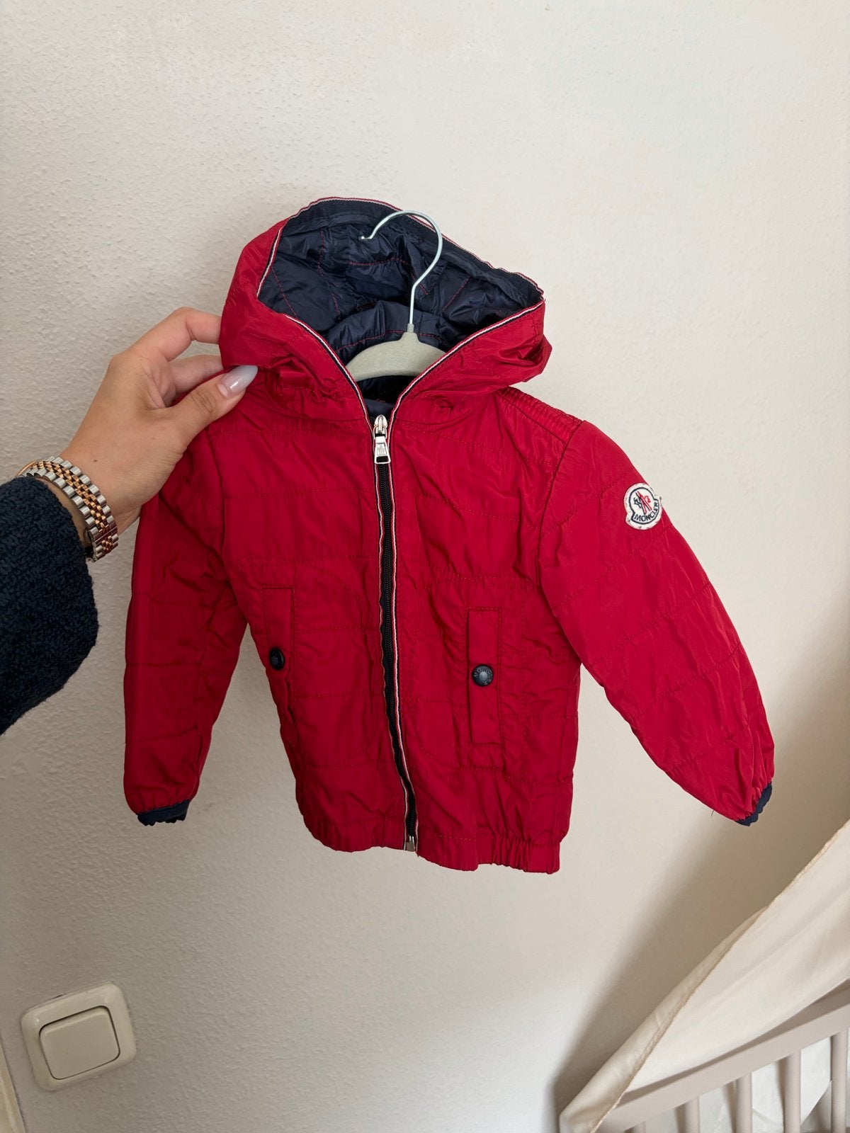 Moncler jasje voor baby (rood, maat 6-9 maanden), Ophalen of Verzenden, Gebruikt, Jongen of Meisje