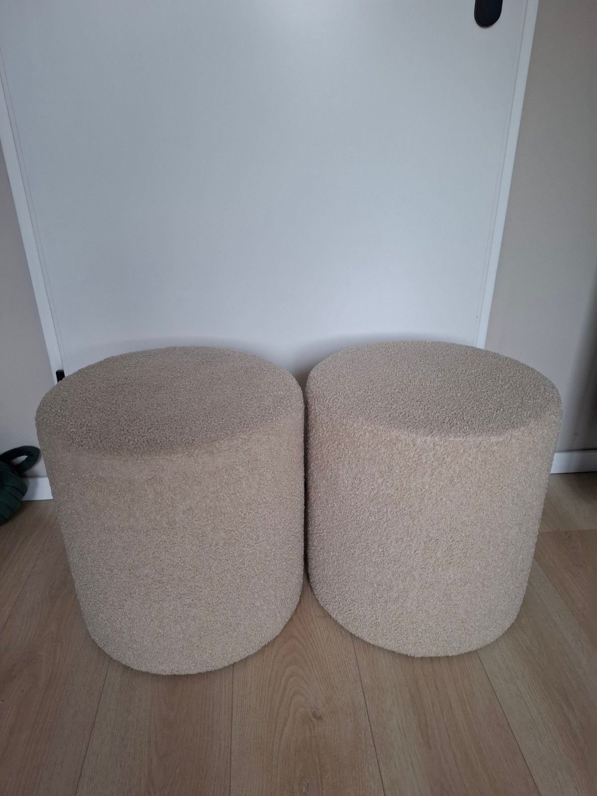 2 Boucle poefjes van Leenbakker - Zo goed als nieuw, Ophalen, Minder dan 50 cm, Rond, Minder dan 50 cm