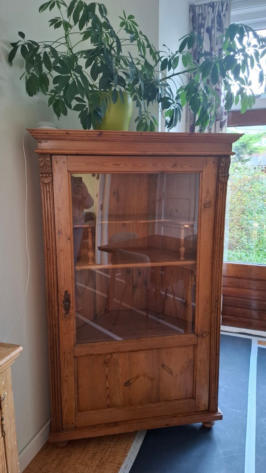 Oude houten hoekkast met glazen deur, Ophalen, Met plank(en), Klassiek, ambachtelijk, Gebruikt