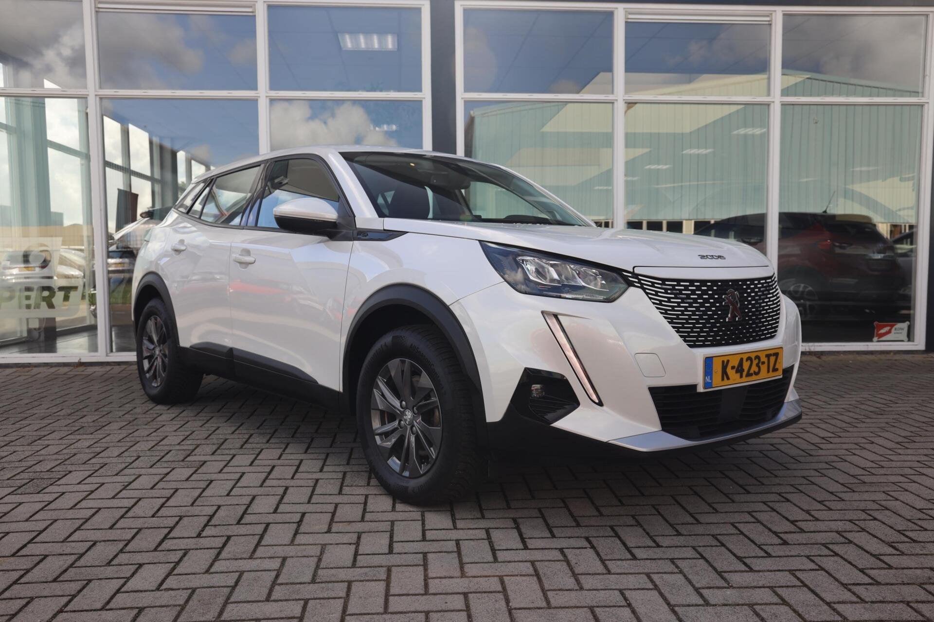 Peugeot e-2008 EV Blue Lease Active 50 kWh|SOH 92%|3 -fase|N, Dealer onderhouden, Gebruikt, Met garantie (alle), Wit