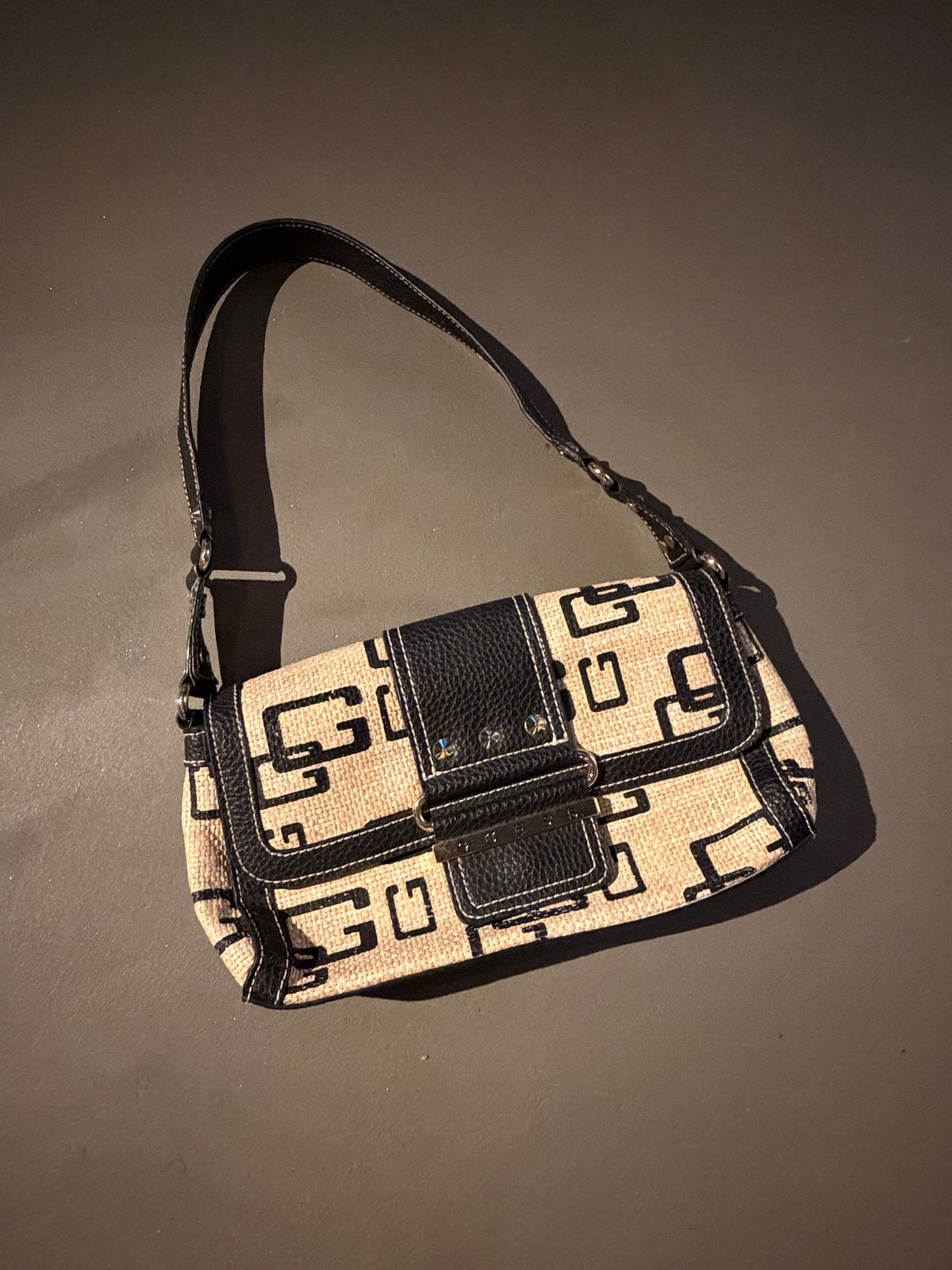 GUESS Vintage Raffia Handtas - Zwart & Beige, Ophalen of Verzenden, Zo goed als nieuw, Zwart, Handtas