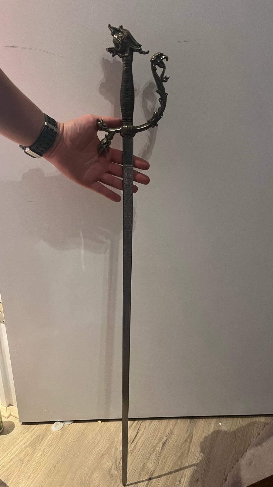 Decoratief zwaard met drakenhandvat, Ophalen