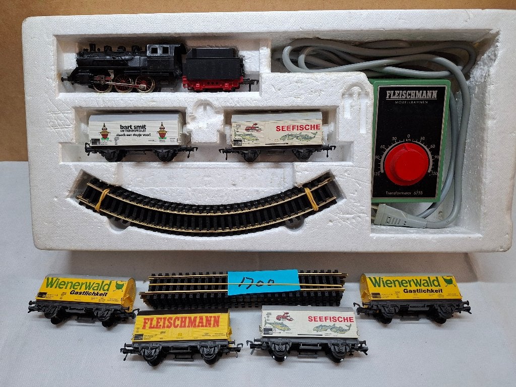 FLEISCHMANN  STOOMLOKJE MET 6 GESLOTEN WAGONNETJES, Hobby en Vrije tijd, Gelijkstroom, Fleischmann, Ophalen of Verzenden, Gebruikt