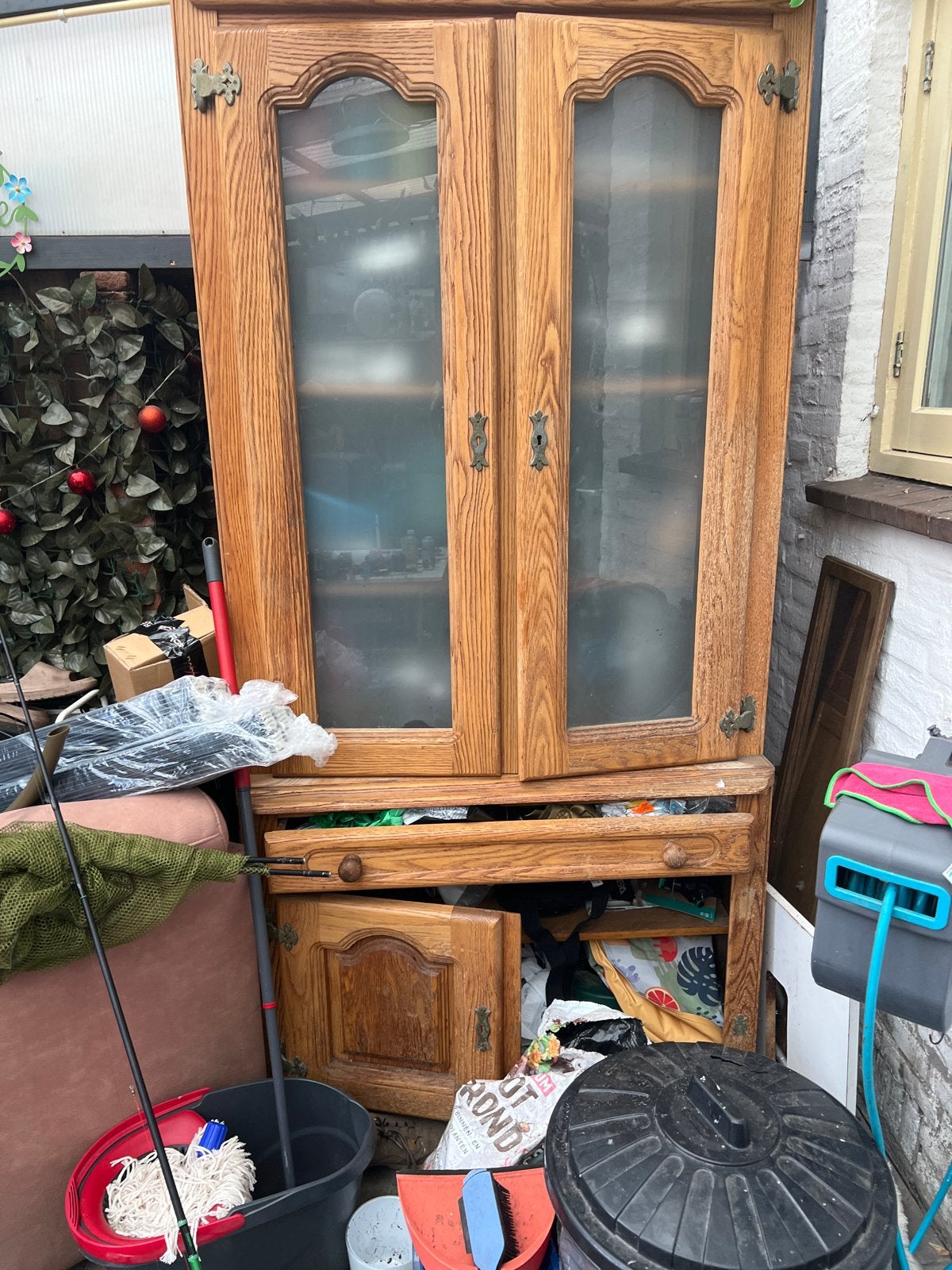 Gratis houten kast met glazen deuren, Ophalen, Gebruikt