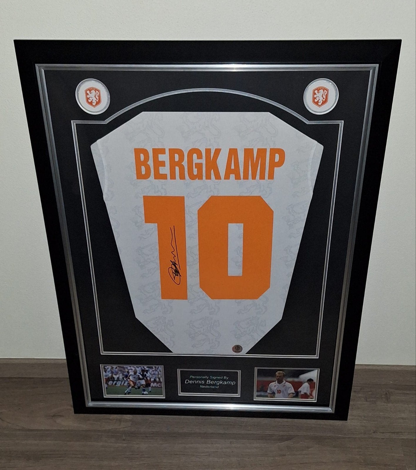 Ingelijst Ned elftal shirt gesigneerd door Bergkamp met COA, Ophalen of Verzenden, Zo goed als nieuw, Overige binnenlandse clubs