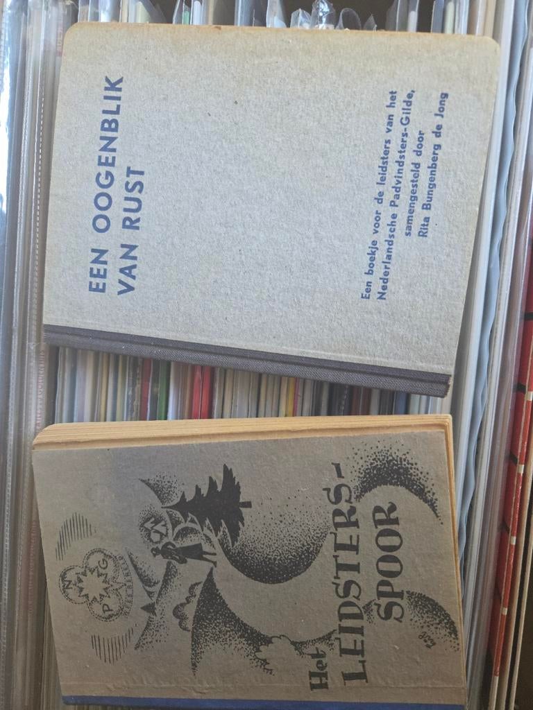 2 boekjes Nederlandsche Padvindsters-Gilde 1946, Ophalen of Verzenden, Gelezen, Rita Bungenberg de Jong (voor 'Een Oogenblik van Rust')