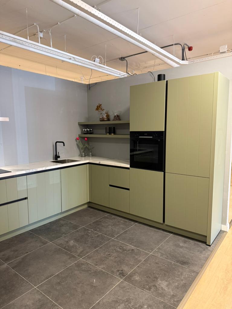Keuken showroom Uitverkoop groen hoek keuken, Ophalen, Overige materialen, Hoekkeuken, Nieuw