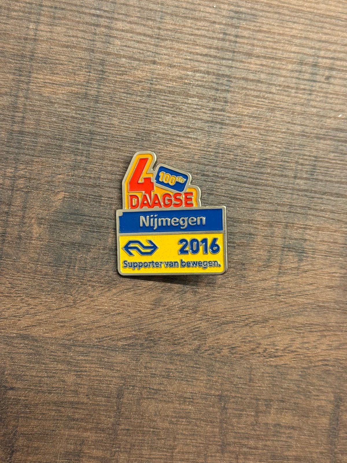 NS Nijmeegse Vierdaagse 2016 pin - Supporter van bewegen, Verzamelen, Ophalen of Verzenden, Zo goed als nieuw, Trein, Overige typen