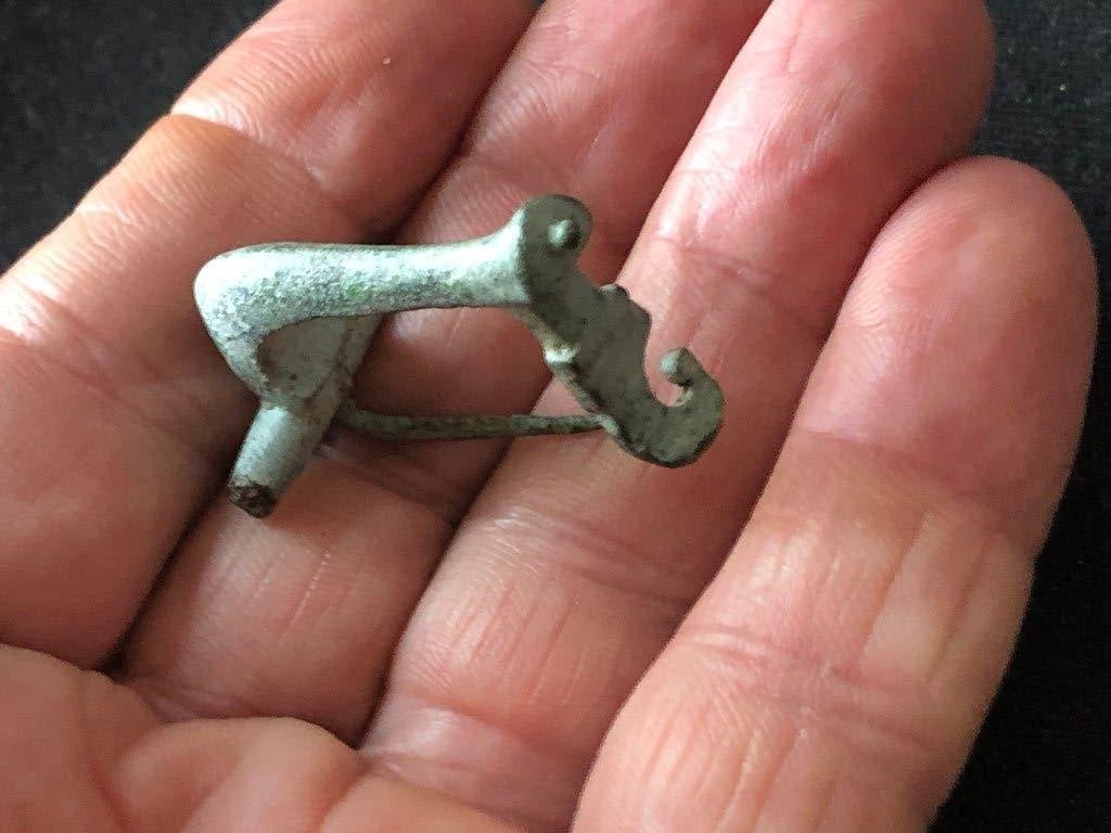 ROMEINSE Knie FIBULA intacte mantelspeld 1800jr Bodemvondst, Ophalen of Verzenden, Brons