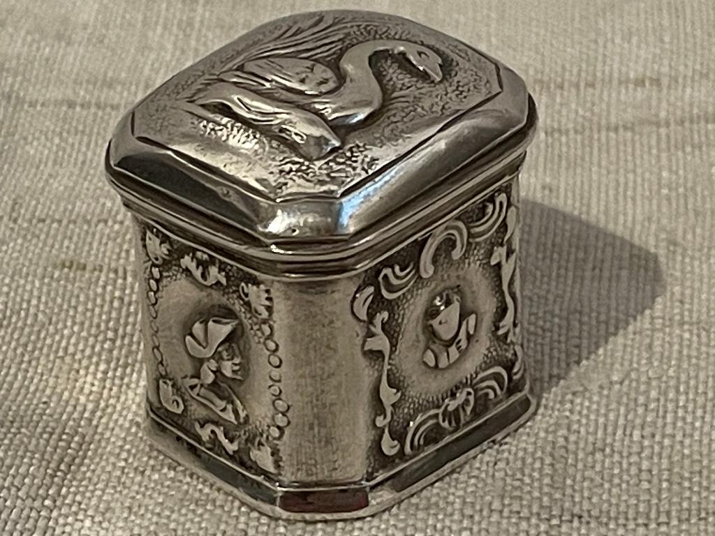 18de eeuw lodereindoosje loddereindoosje   zwaan 1760, Antiek en Kunst, Antiek | Goud en Zilver, Ophalen of Verzenden