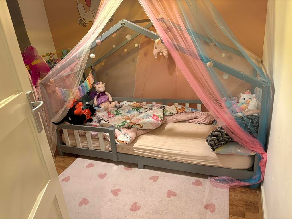 En Casa licht grijs Kinderbed, Kinderen en Baby's, Kinderkamer | Bedden, Zo goed als nieuw, 180 cm of meer, 85 tot 100 cm, Matras