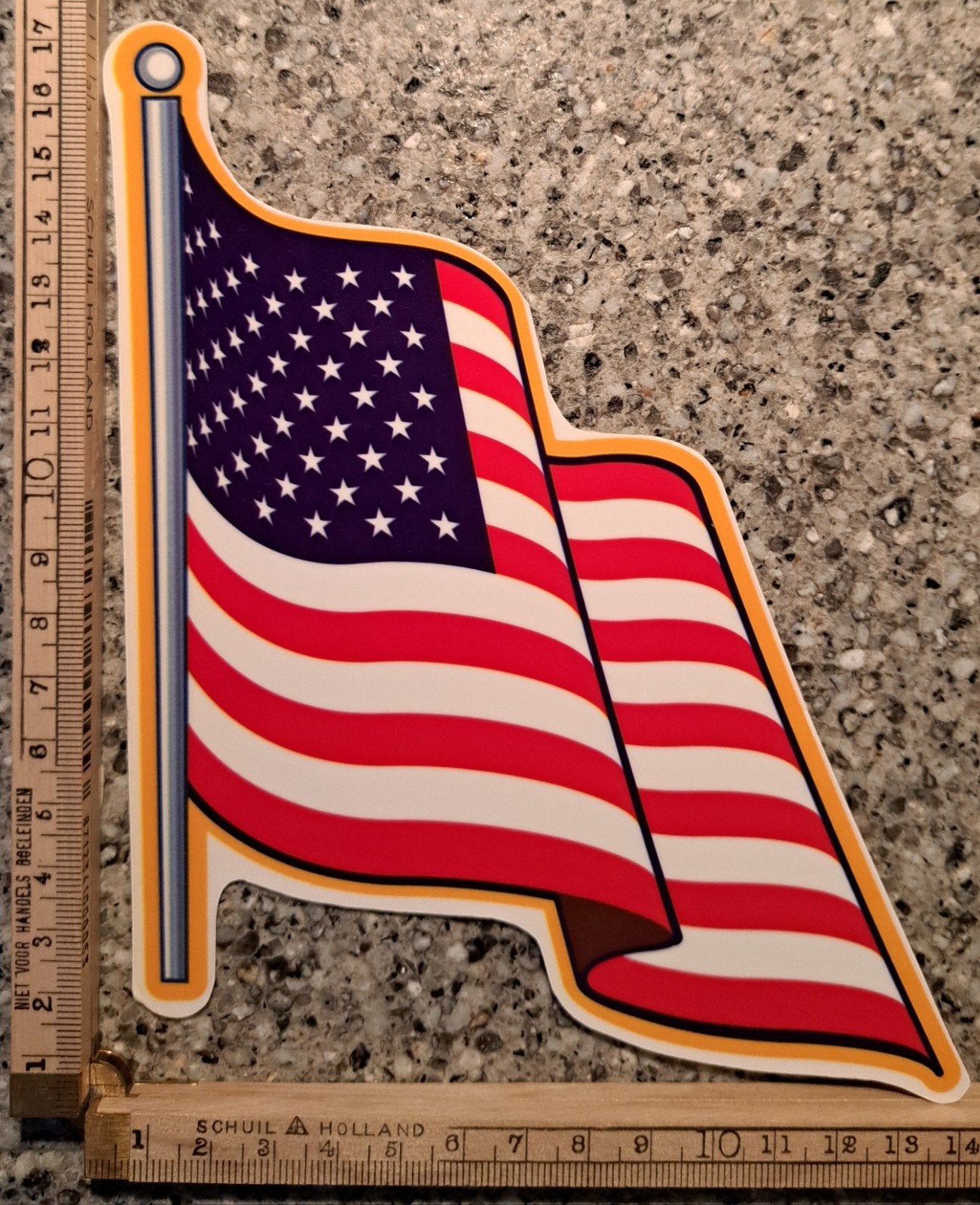 Vintage sticker wapperende Amerikaanse vlaggen gele stok, Ophalen of Verzenden, Zo goed als nieuw