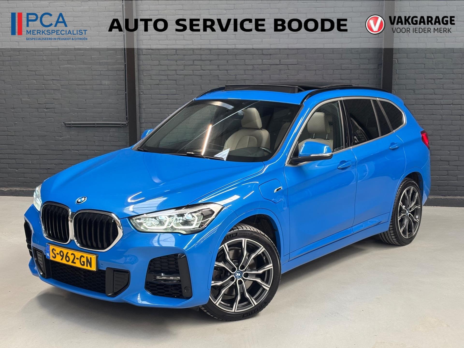 BMW X1 XDrive25e (220 pk) PHEV M sport automaat - leer - sch, 8 kWh, Gebruikt, Blauw, Vierwielaandrijving
