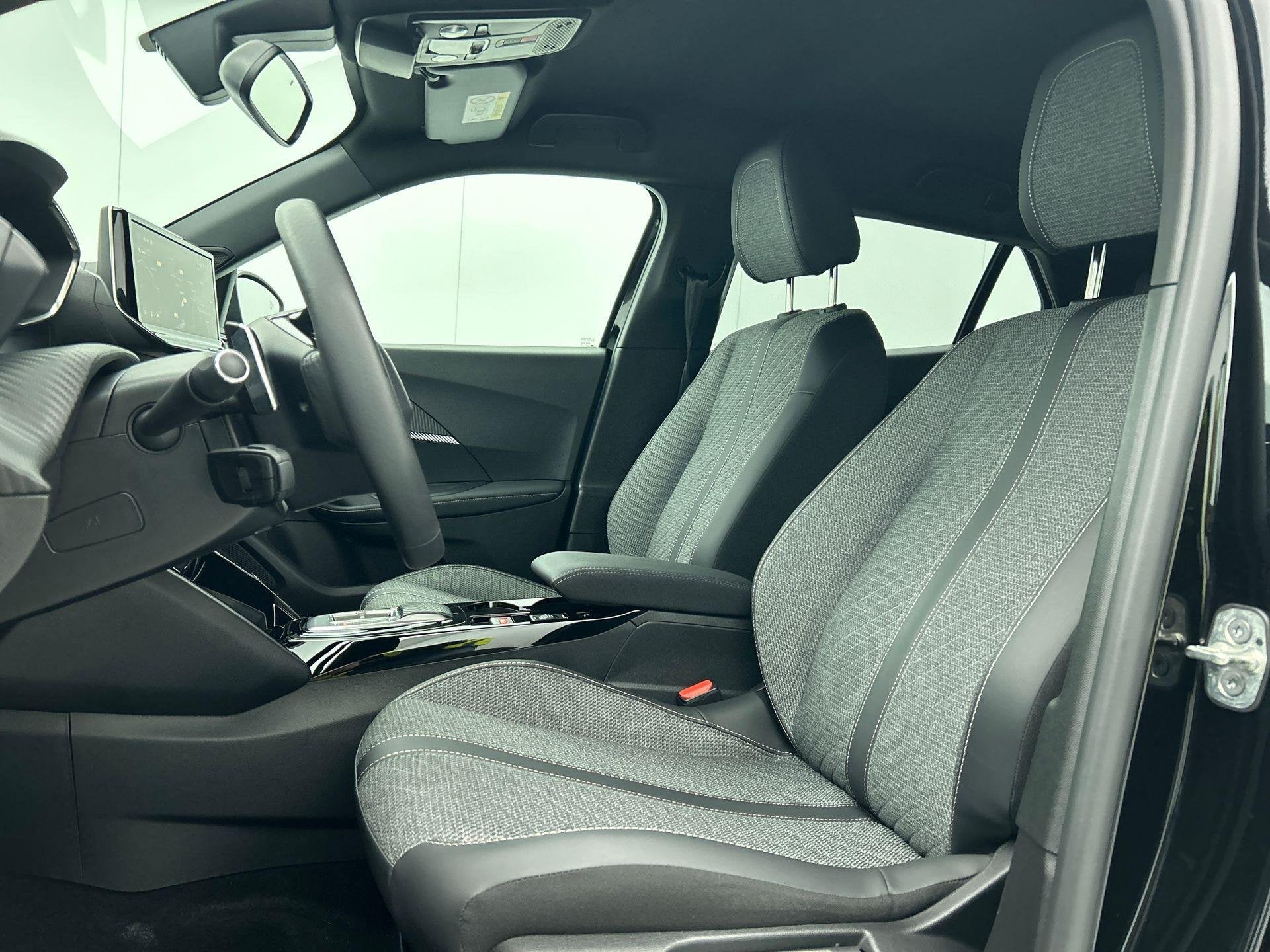 Peugeot 2008 1.2 PureTech 130pk Automaat Allure Navigatie Ap, Auto's, Gebruikt, Zwart, 1199 cc, Leder en Stof