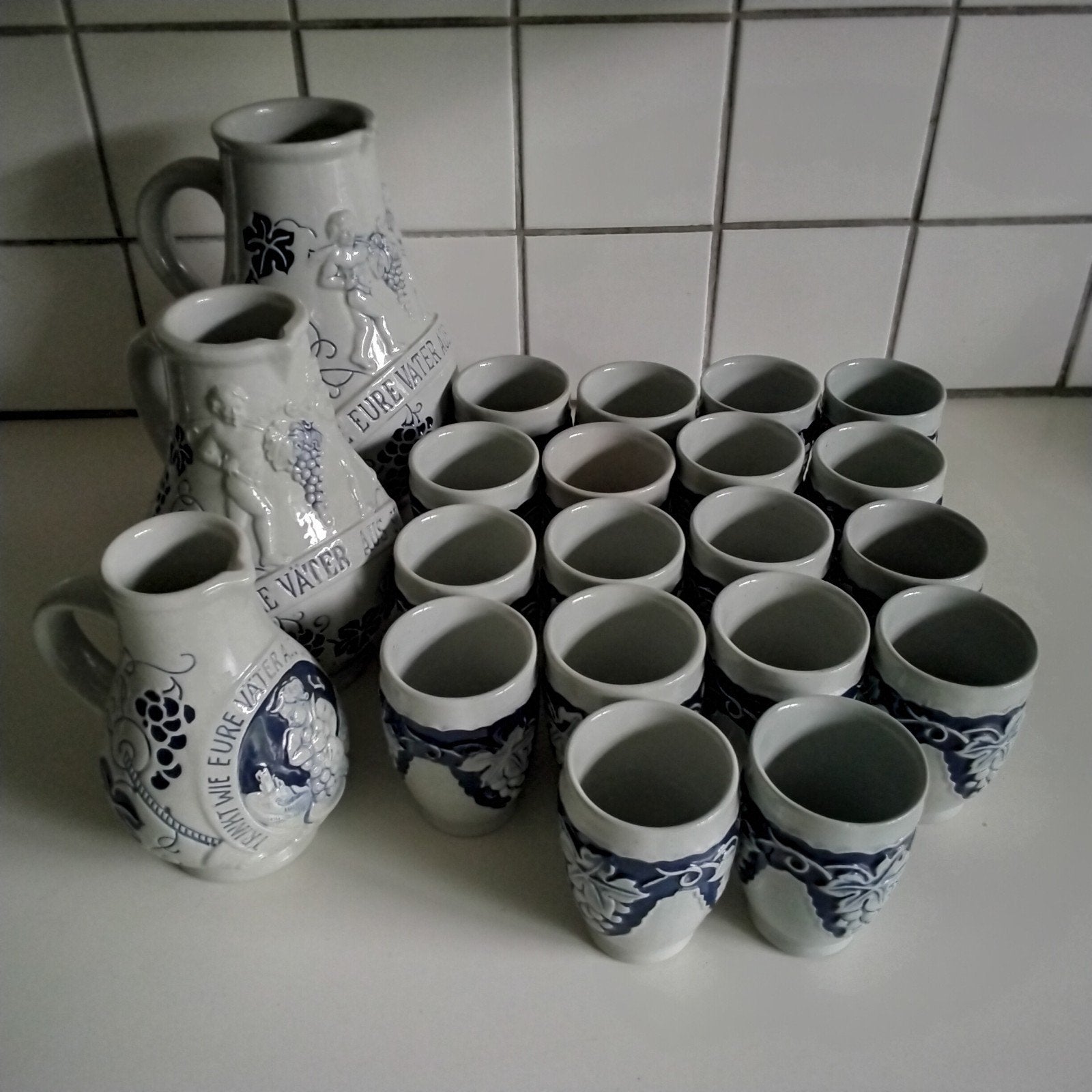 3 Duitse wijnkannen met 18 bekertjes, Huis en Inrichting, Keuken | Servies, Ophalen of Verzenden, Glas, Overige stijlen