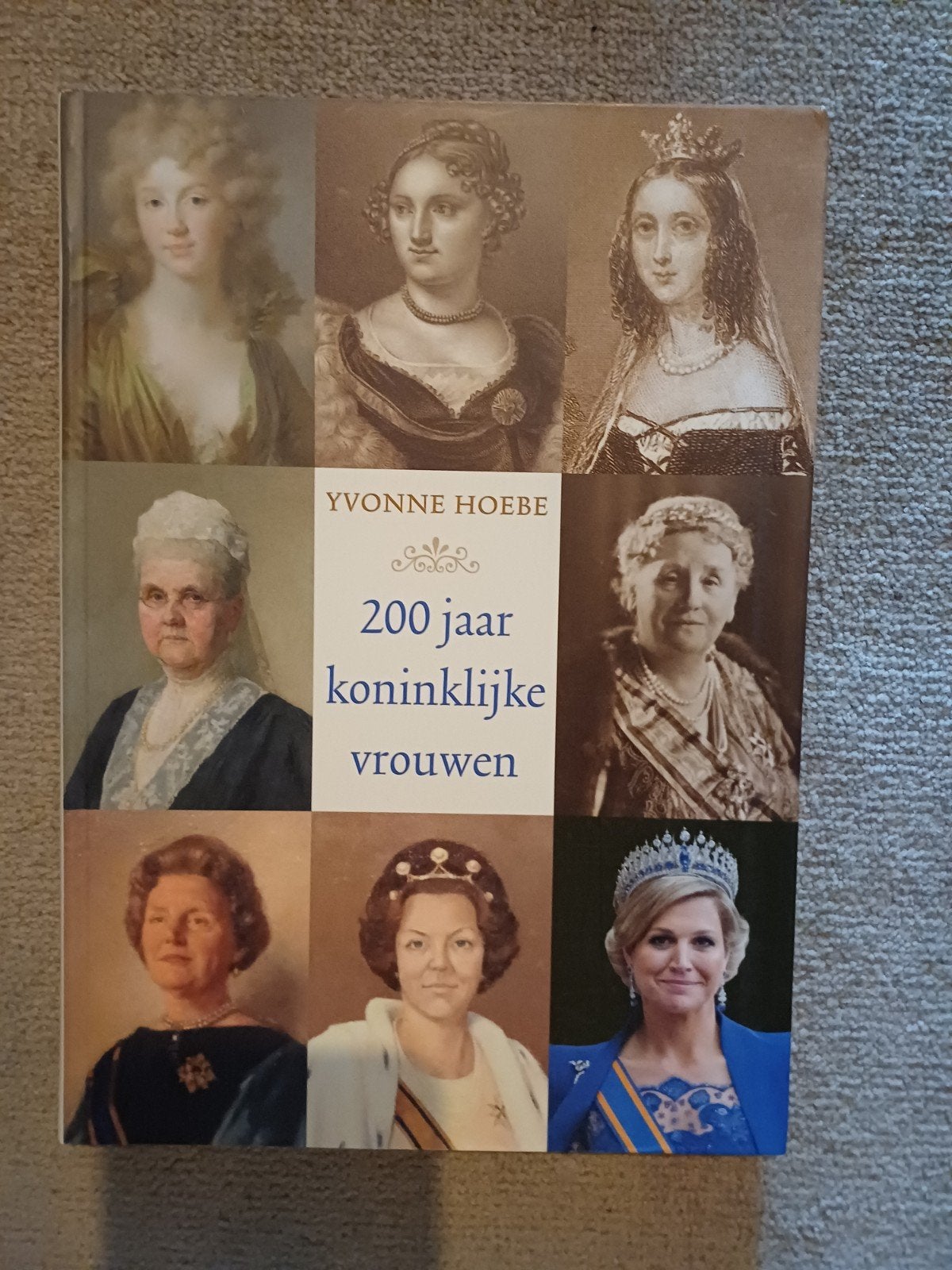 200 jaar koninklijke vrouwen - Yvonne Hoebe, Ophalen of Verzenden, Zo goed als nieuw