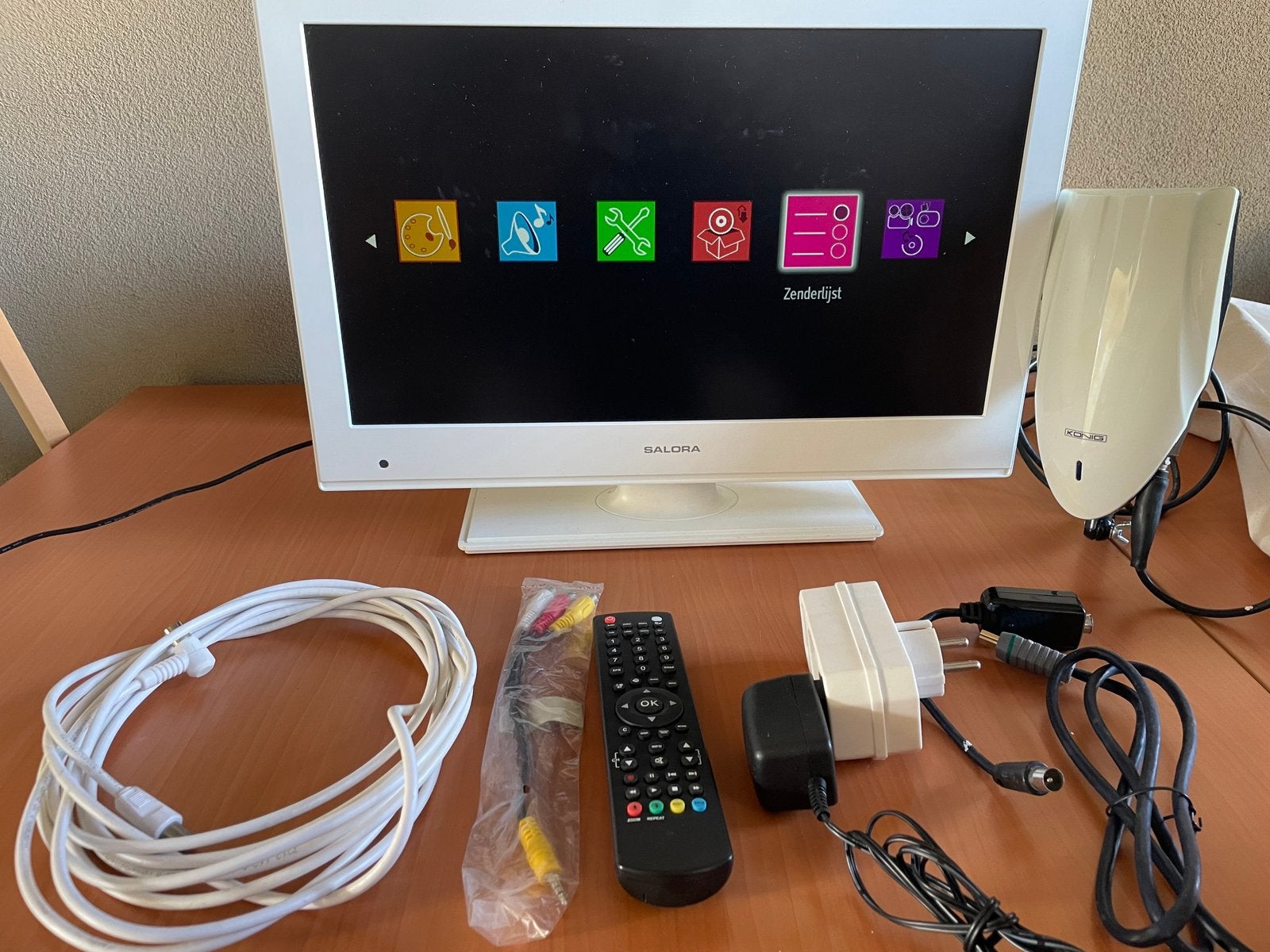 Salora TV voor camping / boot, Caravans en Kamperen, Ophalen, Gebruikt