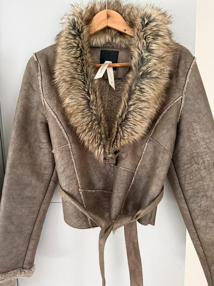 Kort bruin jasje met bontkraag en ceintuur, Kleding | Dames, Ophalen of Verzenden, Zo goed als nieuw, Maat 38/40 (M), Bruin