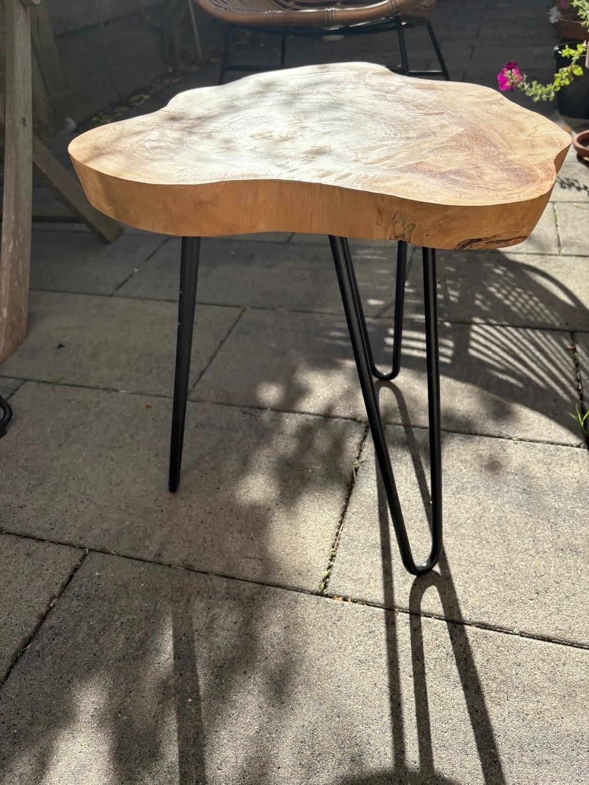 Unieke houten bijzettafel met metalen poten, Huis en Inrichting, Tafels | Bijzettafels, Minder dan 55 cm, Gebruikt, Overige vormen