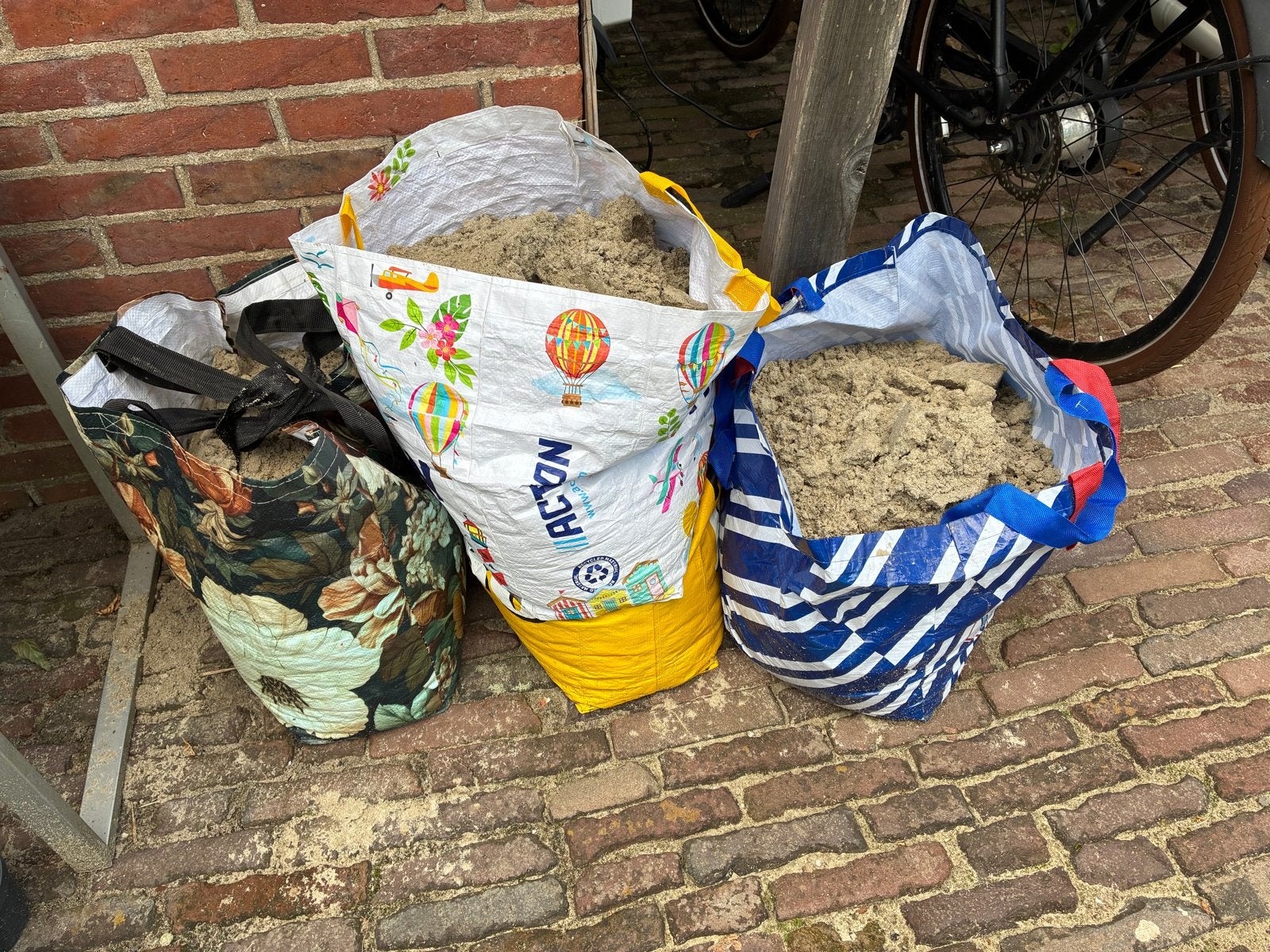 Zand in zakken - ideaal voor diverse klussen, Ophalen, Gebruikt, Ophoogzand