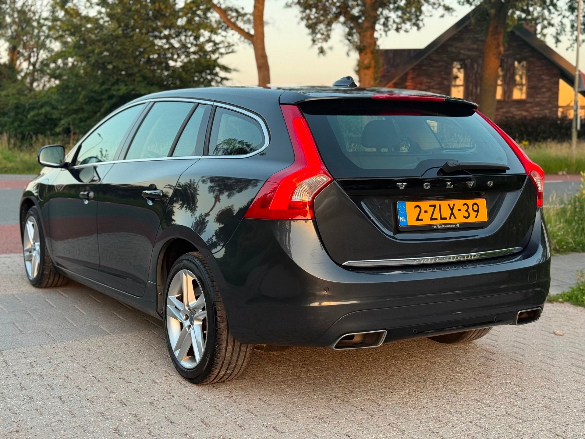 Volvo V60 2.4 D6 AWD Plug-In Hybrid Summum Automaat, Auto's, Automaat, Vierwielaandrijving, 11 kWh, Te koop