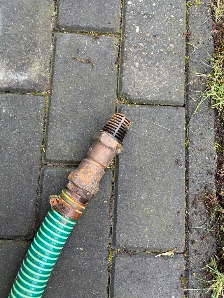 Dikke aanzuigslang met aansluiting en messing filter, Tuin en Terras, Tuinslangen, Gebruikt, Tuinslang, Ophalen
