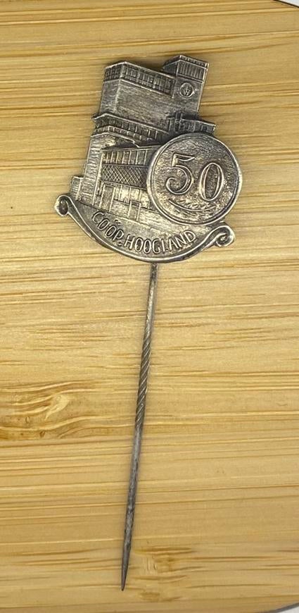 Zilverkleurig Jubileumspeldje Coöp Hoogland - 50 jaar, Verzamelen, Speldjes, Pins en Buttons, Ophalen of Verzenden, Gebruikt, Merk