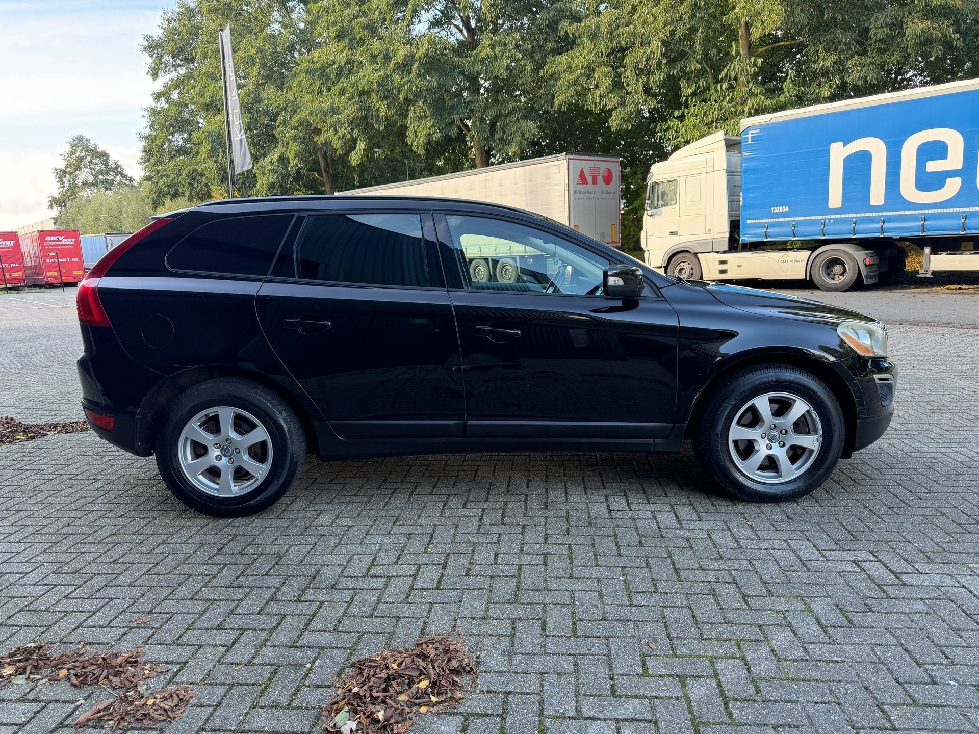 Volvo XC60 2.4 D5 Momentum AUT NW APK GRIJS KENTEKEN, Auto's, 1780 kg, Gebruikt, 163 pk, Bedrijf