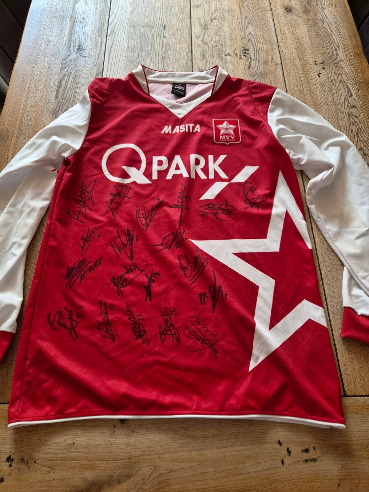 Gesigneerd MVV voetbalshirt - Masita Q-Park, Kleding | Heren, Sportkleding, Zo goed als nieuw, Voetbal, Overige maten, Rood, Ophalen of Verzenden