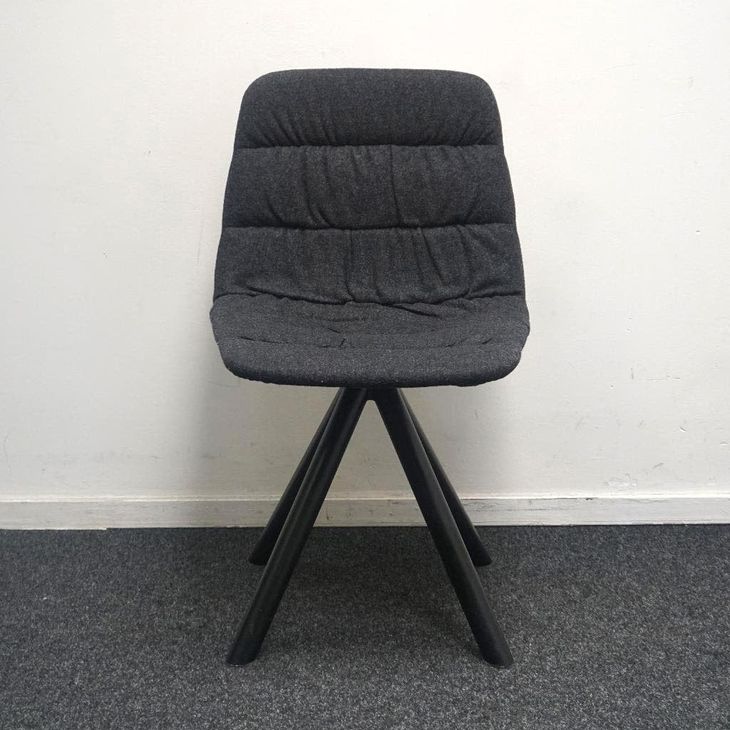 Viccarbe Maarten Soft Upholstery Design Stoel | Donkergrijs, Huis en Inrichting, Stoelen, Ophalen, Gebruikt, Overige kleuren, -