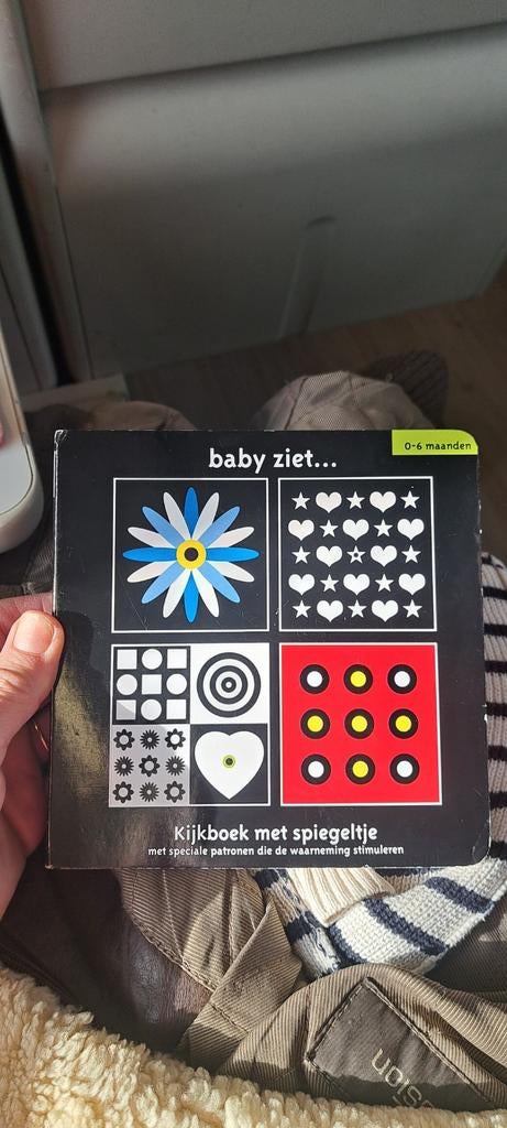 Baby ziet... kijkboek met spiegeltje, Ophalen of Verzenden, Zo goed als nieuw