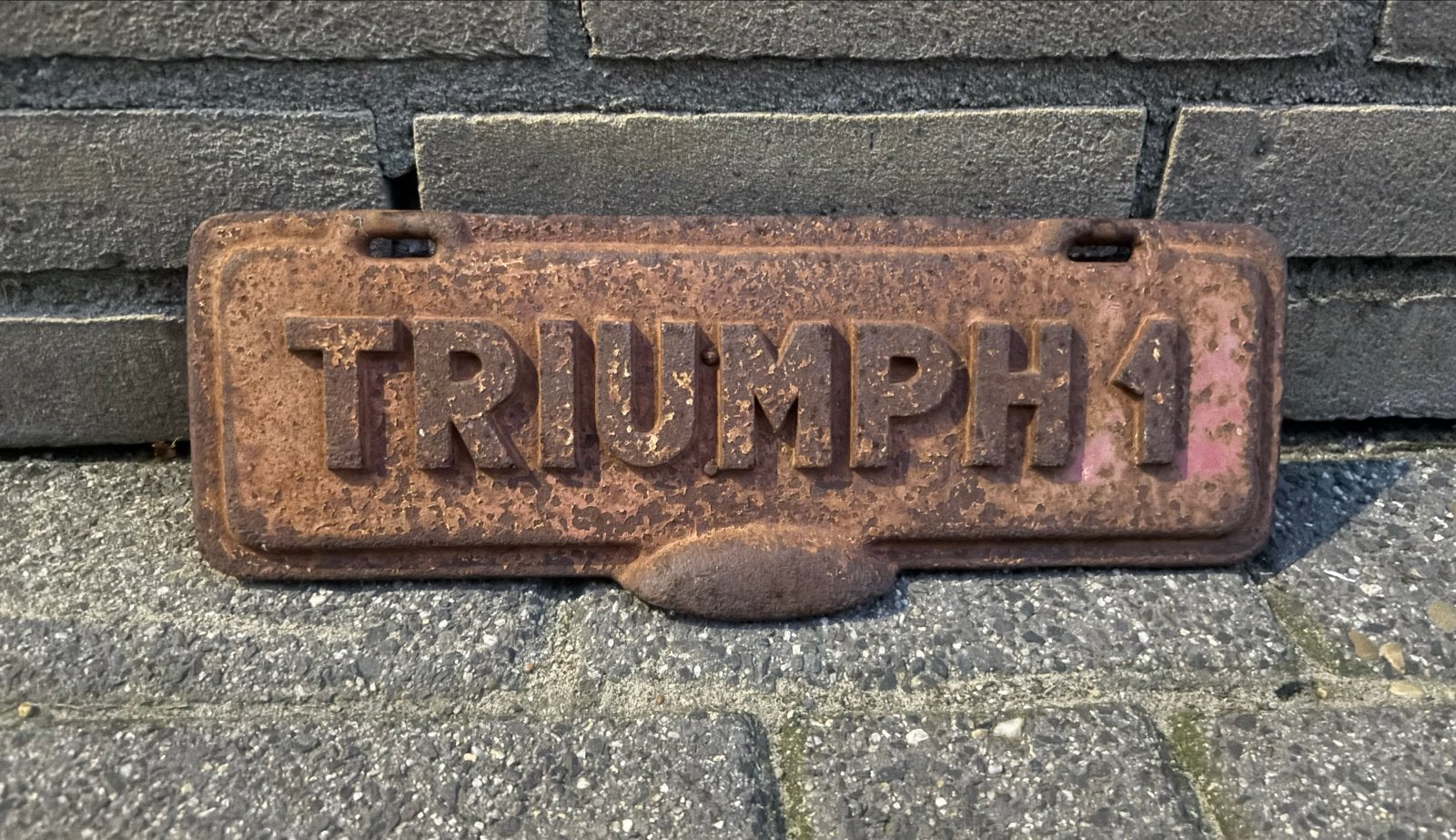 Vintage Gietijzeren Triumph 1 Plaat - Decoratie/Verzamelaar, Ophalen of Verzenden