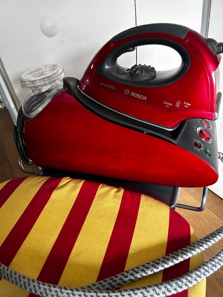 Bosch Sensixx B25L Stoomgenerator Strijkijzer, Witgoed en Apparatuur, Strijkijzers en Strijkplanken, Zo goed als nieuw, Strijkijzer met snoer
