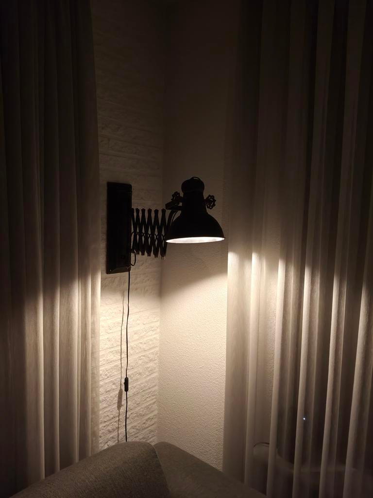 Zwarte Wandlamp met Uitschuifbare Arm - Industriële Stijl, Huis en Inrichting, Lampen | Wandlampen, Ophalen of Verzenden, Gebruikt