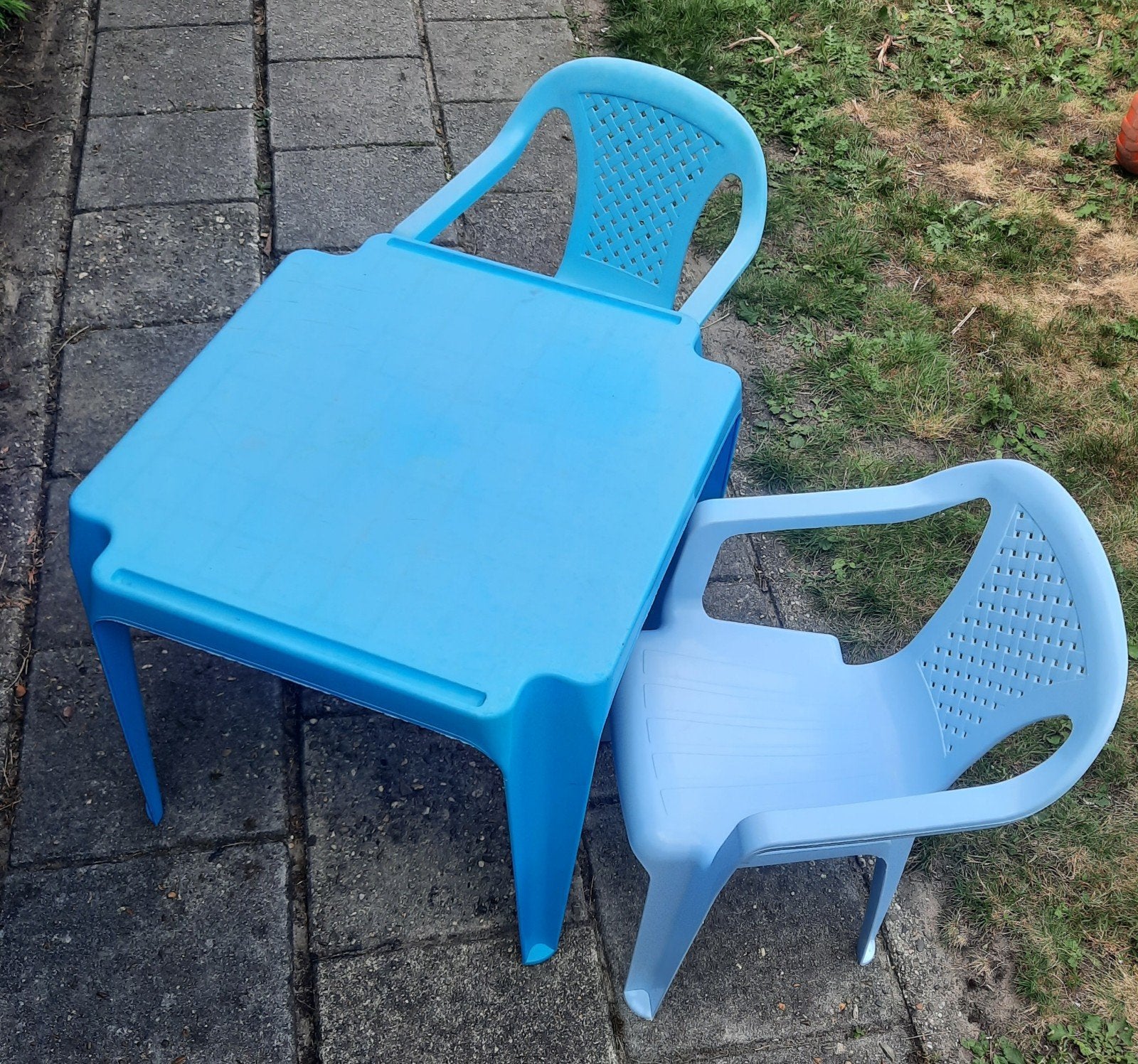 kinder tafel met 2 stoeltjes, Tuin en Terras, Ophalen, Gebruikt, Kunststof, Stapelbaar