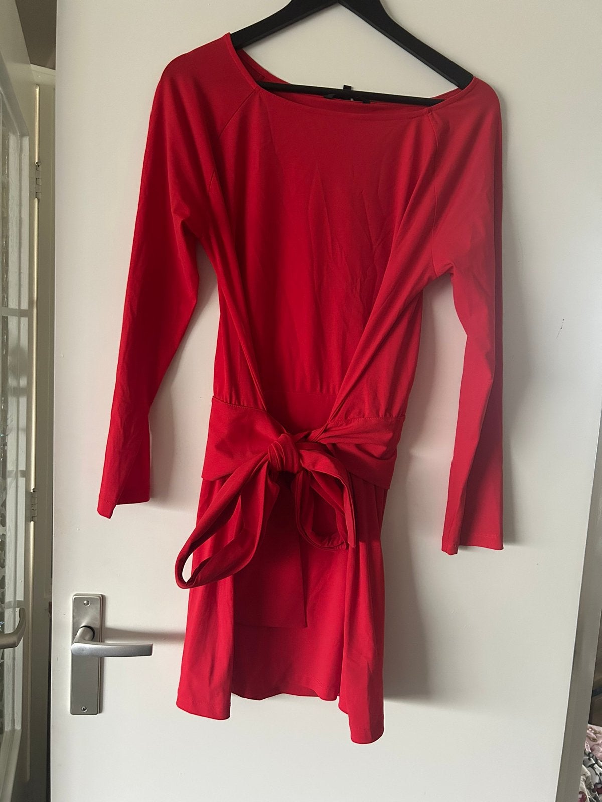 Nikkie jurk met rode strik, maat M, Kleding | Dames, Jurken, Ophalen of Verzenden, Zo goed als nieuw, Rood, Boven de knie