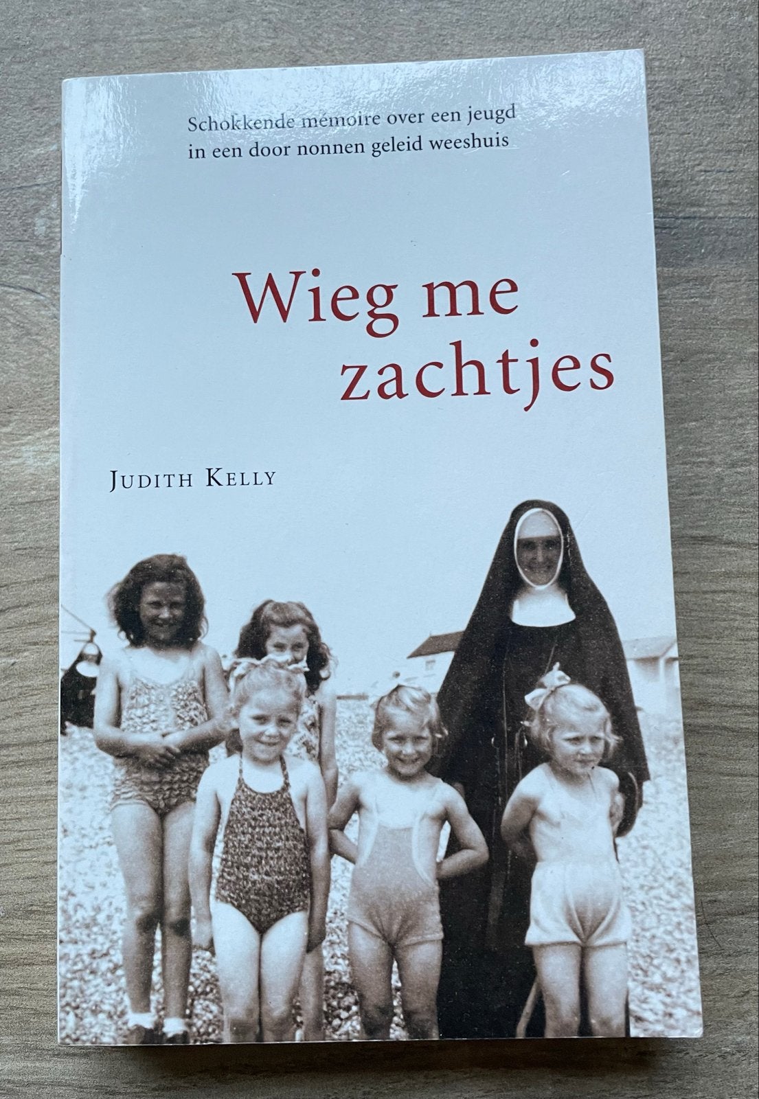Wieg me zachtjes - Judith Kelly (memoire), Boeken, Ophalen of Verzenden, Zo goed als nieuw, Religie