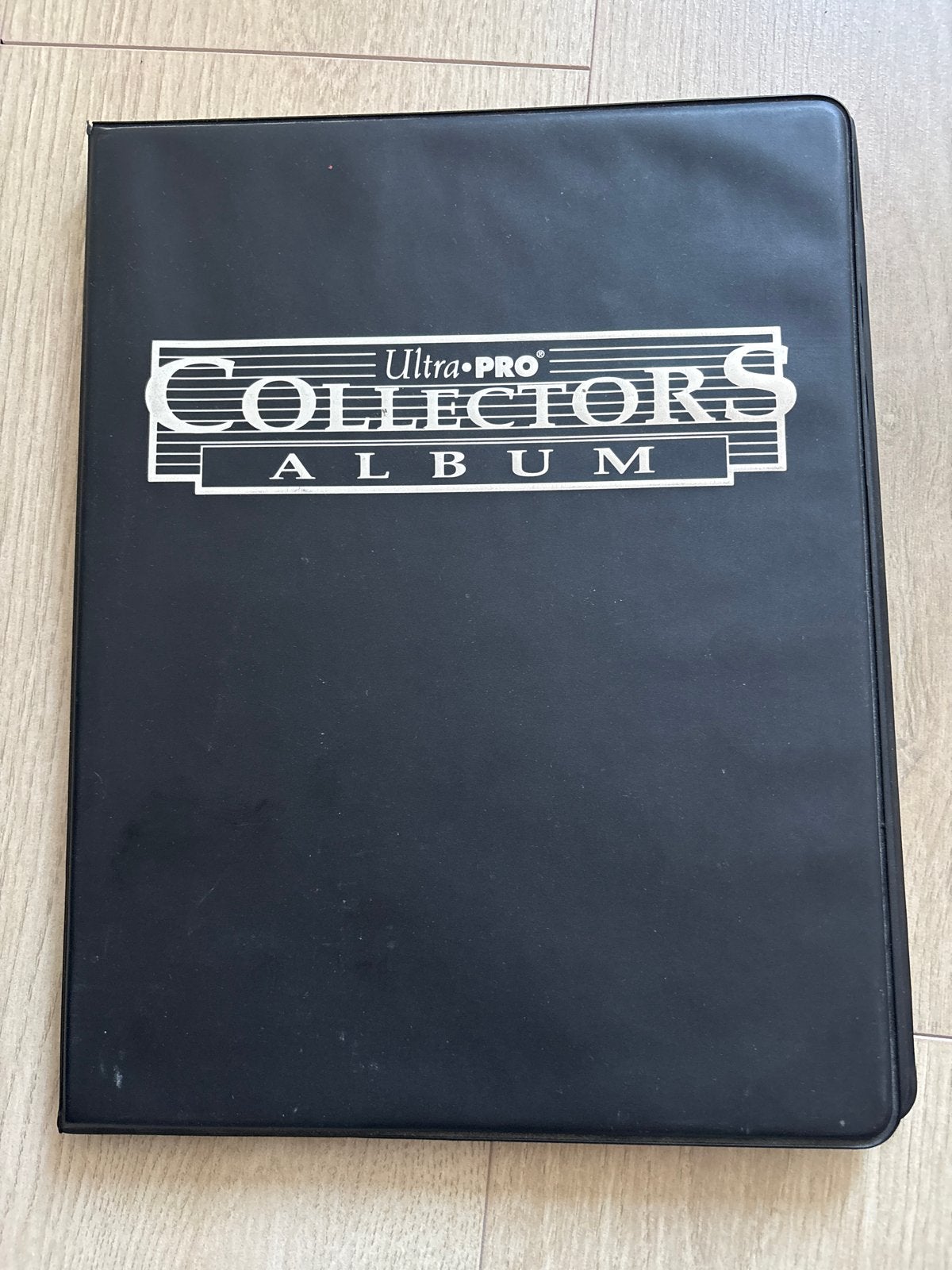 Ultra Pro Collectors Map met buitenlandse Magic kaarten, Hobby en Vrije tijd, Ophalen of Verzenden, Gebruikt, Meerdere kaarten