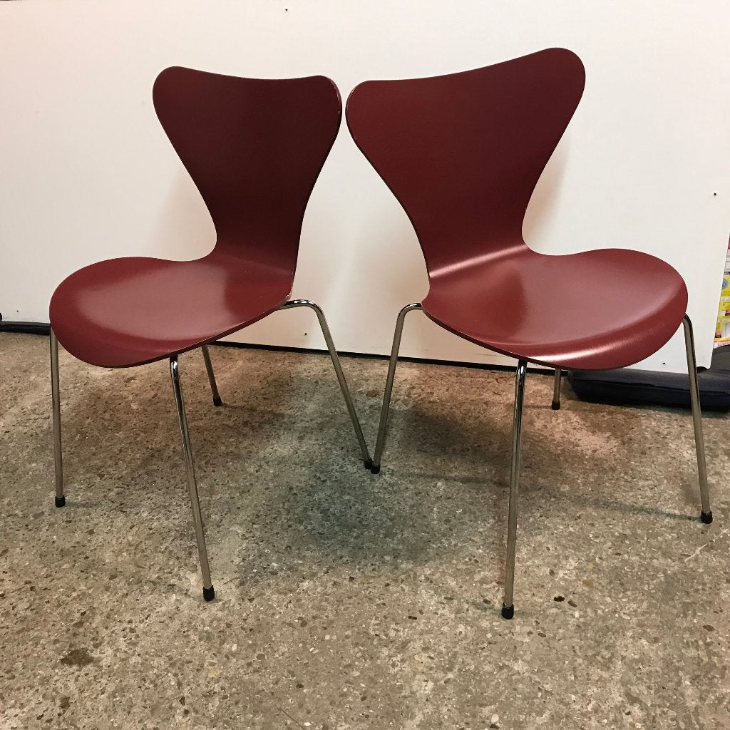 2  Fritz Hansen 3107 vlinder stoel stoelen chairs donkerrood, Huis en Inrichting, Gebruikt, Bruin, Ophalen of Verzenden, Nvt