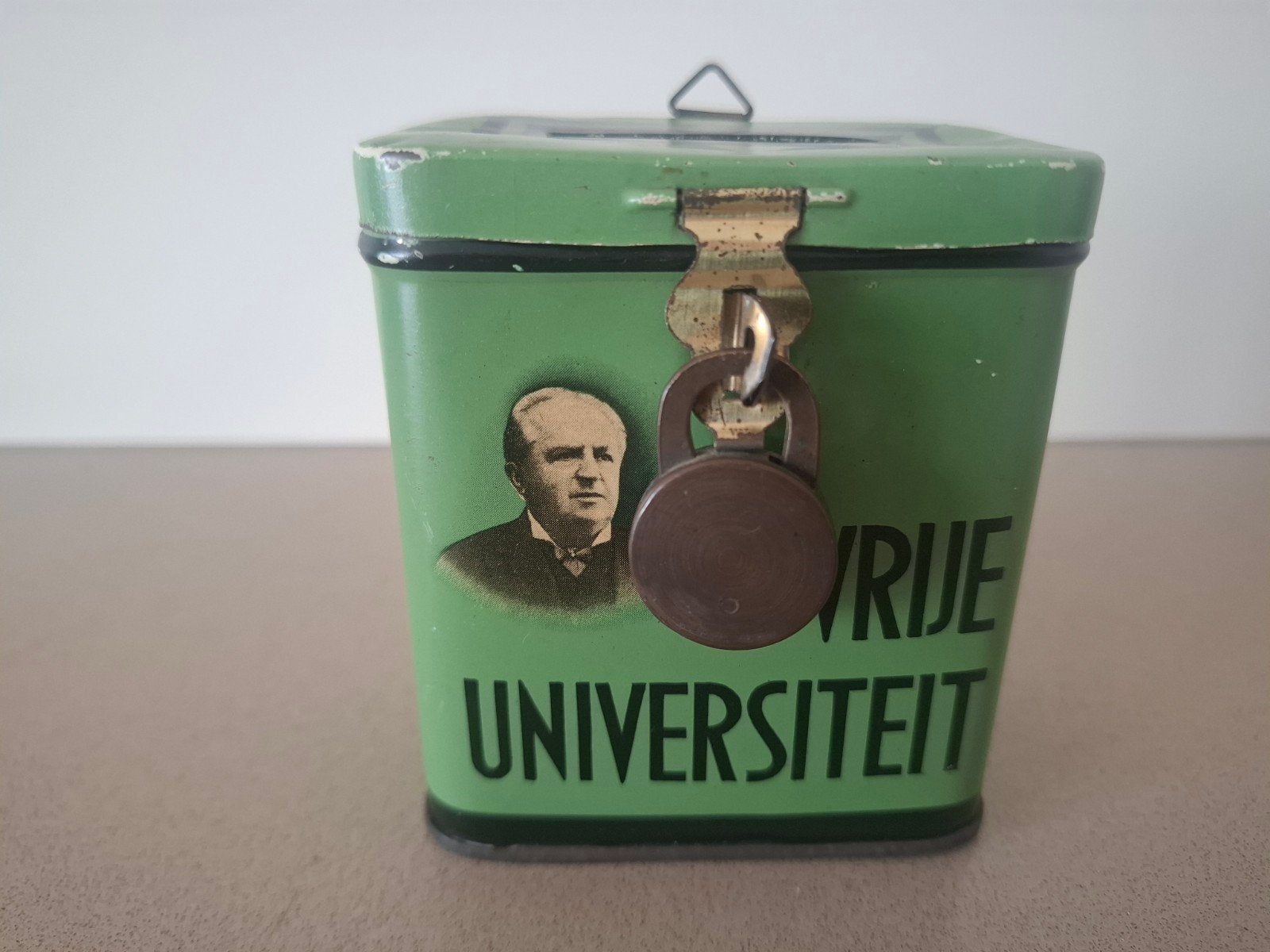 Vintage blikken spaarpot Vrije Universiteit Medische Faculte, Verzamelen, Ophalen of Verzenden, Gebruikt, Metaal of Blik, Overige thema's