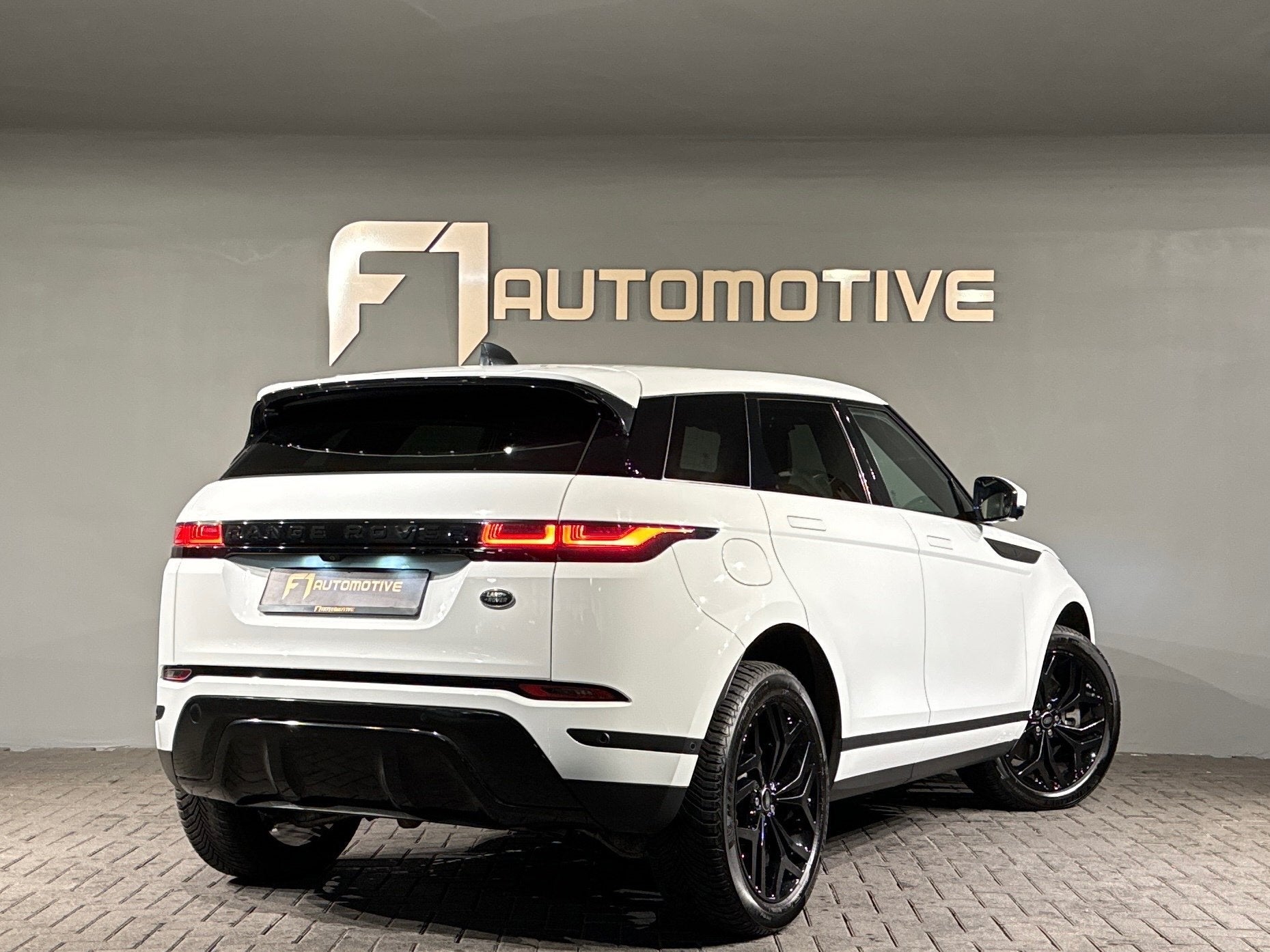 Land Rover Range Rover Evoque 1.5 P300e AWD R-Dynamic SE ACC, Auto's, Land Rover, 309 pk, Wit, Vierwielaandrijving, Hybride Elektrisch/Benzine