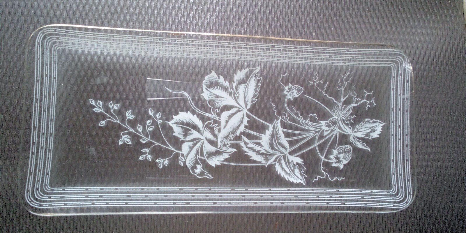 Glazen cakeschaal met aardbeienmotief, Huis en Inrichting, Woonaccessoires | Dienbladen, Ophalen of Verzenden, Zo goed als nieuw