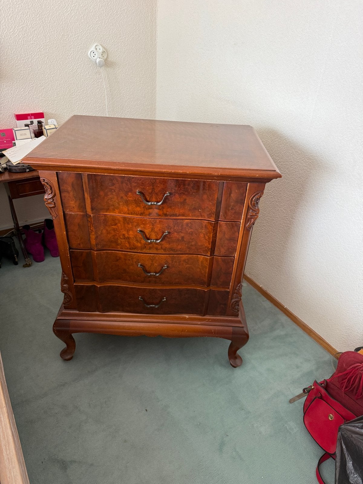 Kleine commode in Queen Anne/Louis XV-stijl, Ophalen