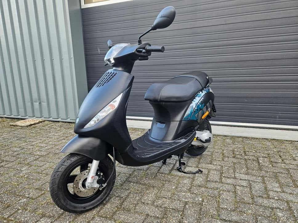 Foto 6 van PIAGGIO  ZIP 50 2T BJ2015 MAT ZWART 2375KM NL TOPSTAAT!!