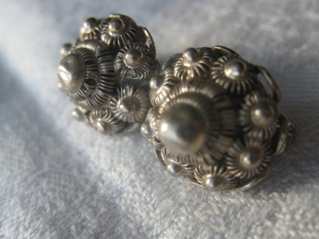 Zilveren broche met twee Zeeuwse knopen., Ophalen of Verzenden, Zilver, Broche