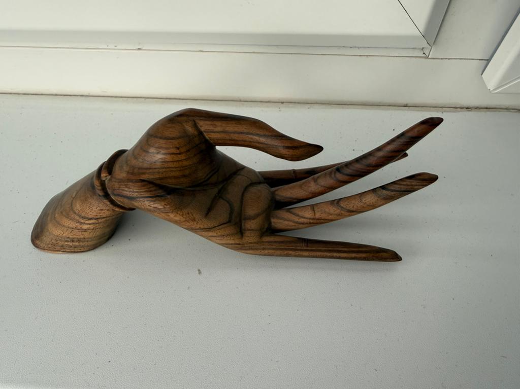Surinaams handgesneden houten sculptuur, Ophalen