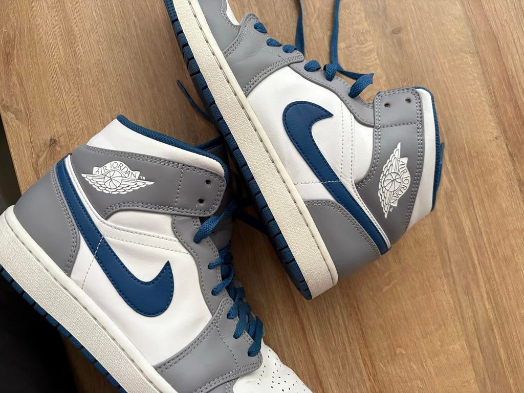 Nooit gedragen: Nike Air Jordan 1 Mid 'True Blue' - Maat 44, Ophalen of Verzenden, Zo goed als nieuw, Blauw, Sneakers of Gympen