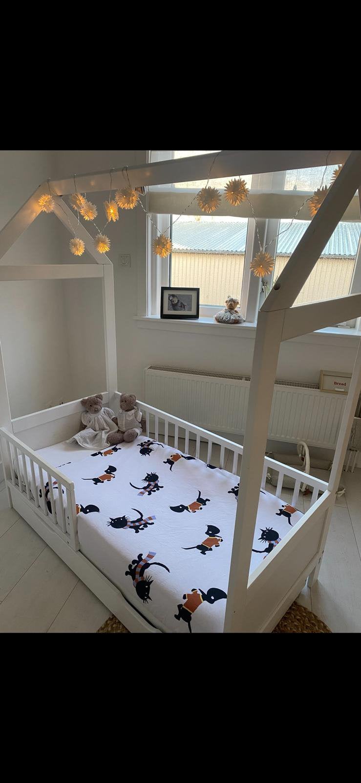 Junior bed huis 70 x 140 wit incl. matras en bedla, Kinderen en Baby's, Kinderkamer | Stapelbedden en Hoogslapers, Ophalen, Zo goed als nieuw